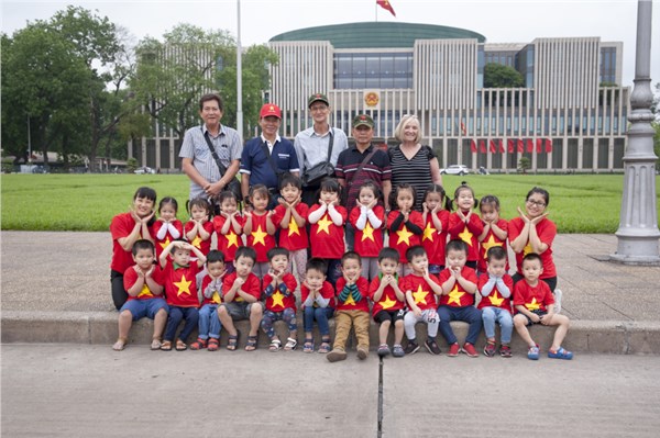 Trường Mầm Non Đô Thị Sài Đồng tổ chức cho các bé khối mẫu giáo đi thăm Lăng Bác